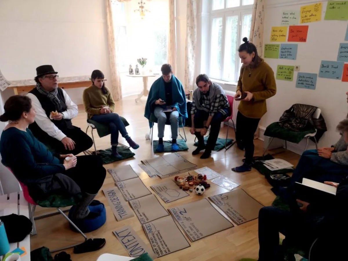 Kleingruppe arbeitet mit visuellen Erntekarten bei einem Art of Hosting Training