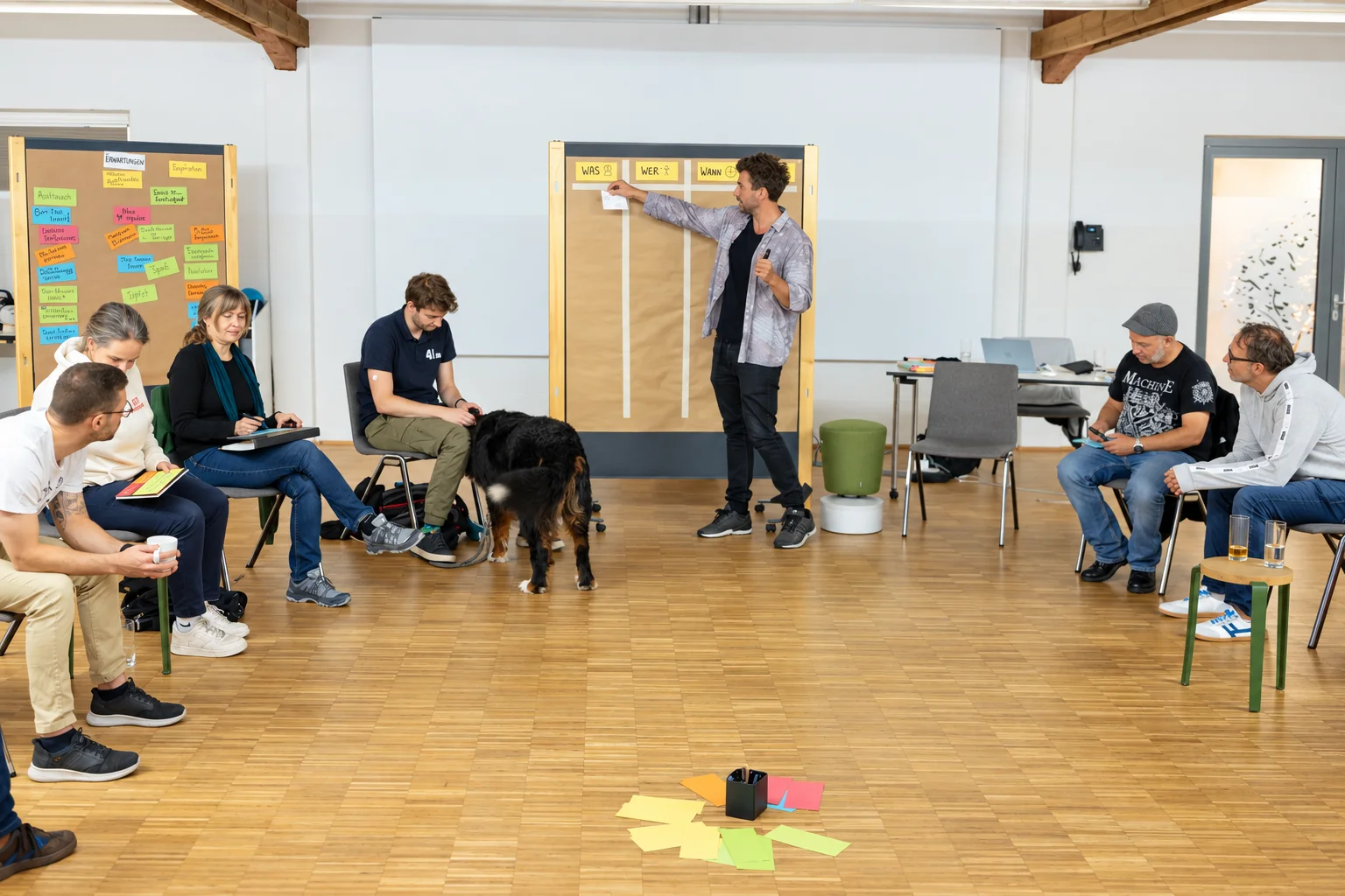 Robin Hotz im Gespräch mit Teilnehmenden im Stuhlkreis